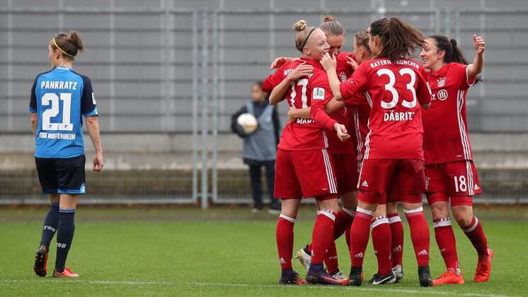 Bilder des Tages - SPORT Spielerinnen des FC Bayern München jubeln über das Tor zum 0:1, Jubel, Torjubel, Torerfolg, celebrate the goal, goal, celebration, Jubel ueber das Tor, optimistisch, Action, Aktion, Fussball, Allianz Frauen-Bundesliga, TSG 1899 Hoffenheim - FC Bayern München, xozx