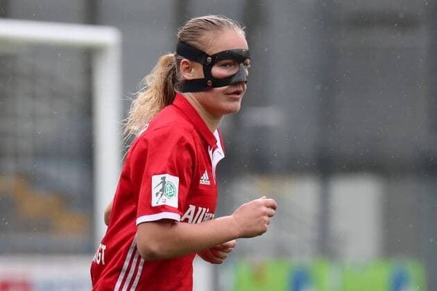 Stefanie van der Gragt (FCB, 3) mit Gesichtsmaske, Maske, Gesichtsschutz, Einzelbild, Aktion, Action, Fussball, Allianz Frauen-Bundesliga, TSG 1899 Hoffenheim - FC Bayern München, xozx