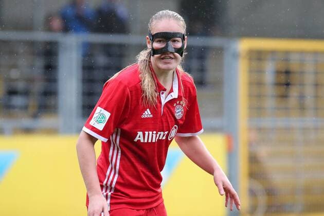 Stefanie van der Gragt (FCB, 3) mit Gesichtsmaske, Maske, Gesichtsschutz, Einzelbild, Aktion, Action, Fussball, Allianz Frauen-Bundesliga, TSG 1899 Hoffenheim - FC Bayern München, xozx