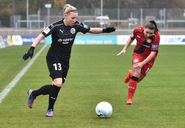 05.11.2016, xblx, Fussball 1.Bundesliga Damen, 1.FFC Frankfurt - Bayer 04 Leverkusen, emspor v.l. Marith Priessen (1.FFC Frankfurt), Laura Widak (Bayer 04 Leverkusen Damen) Frankfurt am Main