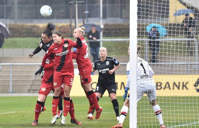 05.11.2016, xblx, Fussball 1.Bundesliga Damen, 1.FFC Frankfurt - Bayer 04 Leverkusen, emspor v.l. Peggy Nietgen (1.FFC Frankfurt), Annike Krahn (Bayer 04 Leverkusen Damen), Frederike Kempe (Bayer 04 Leverkusen Damen), Mandy Islacker (1.FFC Frankfurt), Anna Klink (Bayer 04 Leverkusen Damen) Frankfurt am Main