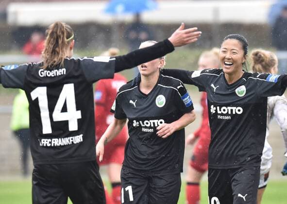 05.11.2016, xblx, Fussball 1.Bundesliga Damen, 1.FFC Frankfurt - Bayer 04 Leverkusen, emspor v.l. Jackie Groenen (1.FFC Frankfurt), Mandy Islacker (1.FFC Frankfurt), Yuki Nagasato (1.FFC Frankfurt), Goal scored, Tor zum 2:1, celebrate the goal, Torjubel Frankfurt am Main