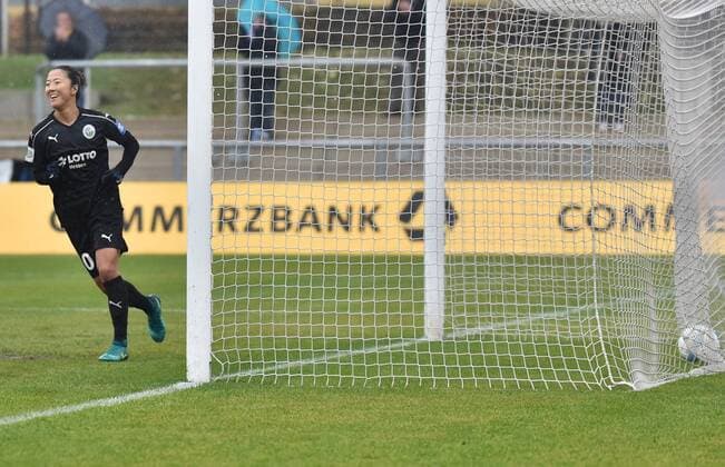 05.11.2016, xblx, Fussball 1.Bundesliga Damen, 1.FFC Frankfurt - Bayer 04 Leverkusen, emspor v.l. Yuki Nagasato (1.FFC Frankfurt), Goal scored, Tor zum 2:1 Frankfurt am Main
