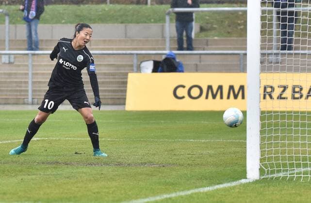 05.11.2016, xblx, Fussball 1.Bundesliga Damen, 1.FFC Frankfurt - Bayer 04 Leverkusen, emspor v.l. Yuki Nagasato (1.FFC Frankfurt), Goal scored, Tor zum 2:1 Frankfurt am Main