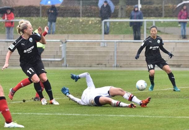 05.11.2016, xblx, Fussball 1.Bundesliga Damen, 1.FFC Frankfurt - Bayer 04 Leverkusen, emspor v.l. Mandy Islacker (1.FFC Frankfurt), Anna Klink (Bayer 04 Leverkusen Damen), Yuki Nagasato (1.FFC Frankfurt), Goal scored, Tor zum 2:1 Frankfurt am Main