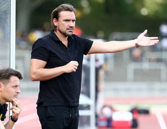Samstag 24.09.2016, Saison 2016 2017, Regionalliga West, 10. Spieltag im Dortmunder Stadion Rote Erde, BVB Borussia Dortmund II - Fortuna Düsseldorf 1895 II 2:2, Trainer Daniel Farke (BVB II) gibt Anweisungen an sein Team