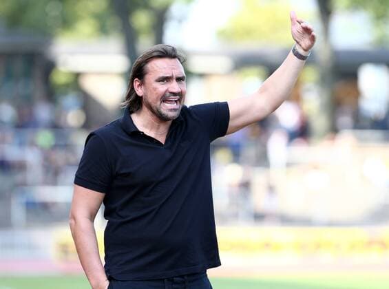 Samstag 24.09.2016, Saison 2016 2017, Regionalliga West, 10. Spieltag im Dortmunder Stadion Rote Erde, BVB Borussia Dortmund II - Fortuna Düsseldorf 1895 II 2:2, Trainer Daniel Farke (BVB II) gibt Anweisungen an sein Team