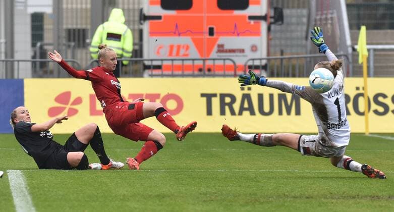 05.11.2016, xblx, Fussball 1.Bundesliga Damen, 1.FFC Frankfurt - Bayer 04 Leverkusen, emspor v.l. Mandy Islacker (1.FFC Frankfurt), Frederike Kempe (Bayer 04 Leverkusen Damen), Anna Klink (Bayer 04 Leverkusen Damen), Goal scored, Tor zum 3:1 Frankfurt am Main