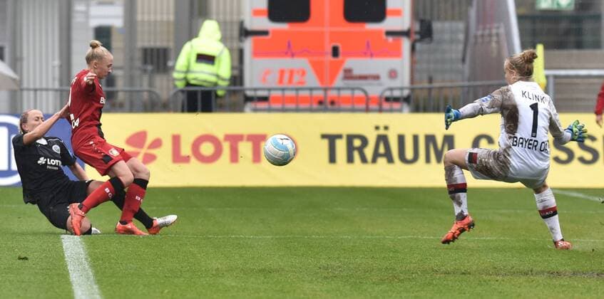 05.11.2016, xblx, Fussball 1.Bundesliga Damen, 1.FFC Frankfurt - Bayer 04 Leverkusen, emspor v.l. Mandy Islacker (1.FFC Frankfurt), Frederike Kempe (Bayer 04 Leverkusen Damen), Anna Klink (Bayer 04 Leverkusen Damen), Goal scored, Tor zum 3:1 Frankfurt am Main