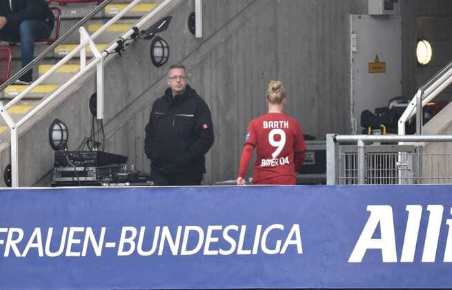05.11.2016, xblx, Fussball 1.Bundesliga Damen, 1.FFC Frankfurt - Bayer 04 Leverkusen, emspor v.l. Merle Barth (Bayer 04 Leverkusen Damen), Rote Karte für, red card for, Platzverweis, Game Misconduct Frankfurt am Main