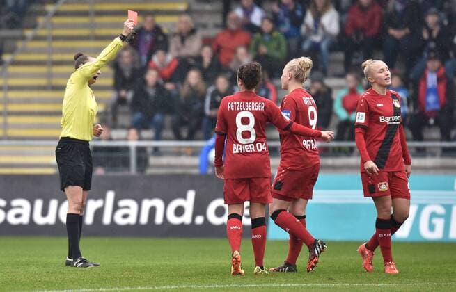 05.11.2016, xblx, Fussball 1.Bundesliga Damen, 1.FFC Frankfurt - Bayer 04 Leverkusen, emspor v.l. Rote Karte für, red card for, Platzverweis, Game Misconduct, Merle Barth (Bayer 04 Leverkusen Damen) Frankfurt am Main