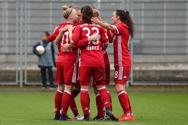 Spielerinnen des FC Bayern München jubeln über das Tor zum 0:1, Jubel, Torjubel, Torerfolg, celebrate the goal, goal, celebration, Jubel ueber das Tor, optimistisch, Action, Aktion, Fussball, Allianz Frauen-Bundesliga, TSG 1899 Hoffenheim - FC Bayern München, xozx