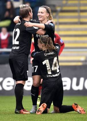 Bilder des Tages - SPORT 05.11.2016, xblx, Fussball 1.Bundesliga Damen, 1.FFC Frankfurt - Bayer 04 Leverkusen, emspor v.l. Sophie Schmidt (1. FFC Frankfurt), Nadine Anstatt (1.FFC Frankfurt), Jackie Groenen (1.FFC Frankfurt), Goal scored, Tor zum 4:2, celebrate the goal, Torjubel Frankfurt am Main