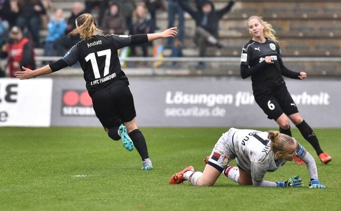 05.11.2016, xblx, Fussball 1.Bundesliga Damen, 1.FFC Frankfurt - Bayer 04 Leverkusen, emspor v.l. Nadine Anstatt (1.FFC Frankfurt), Anna Klink (Bayer 04 Leverkusen Damen), Saskia Matheis (1.FFC Frankfurt), Goal scored, Tor zum 4:2, celebrate the goal, Torjubel Frankfurt am Main