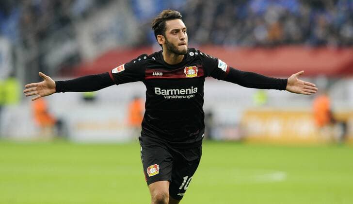 Themen der Woche - SPORT Bilder des Tages - SPORT Fussball, Bundesliga, Deutschland, Herren, Saison 2016 2017, 10. Spieltag, BayArena Leverkusen, Bayer Leverkusen (schwarz) - SV Darmstadt 98 (orange); Jubel Hakan Calhanoglu (Leverkusen) nach seinem Tor zum 1:0. Jubel, Freude, Aktion.
