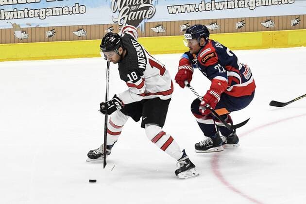 Eishockey Deutschland Cup 2016: Kanada vs Slowakei am 05.11.2016 im Curt-Frenzel-Stadion in Augsburg Kanadas Jonathan Matsumoto 18 Red Bull Muenchen (DEL) verfolgt von Slowakeis Vladimir Dravecky 22 WD