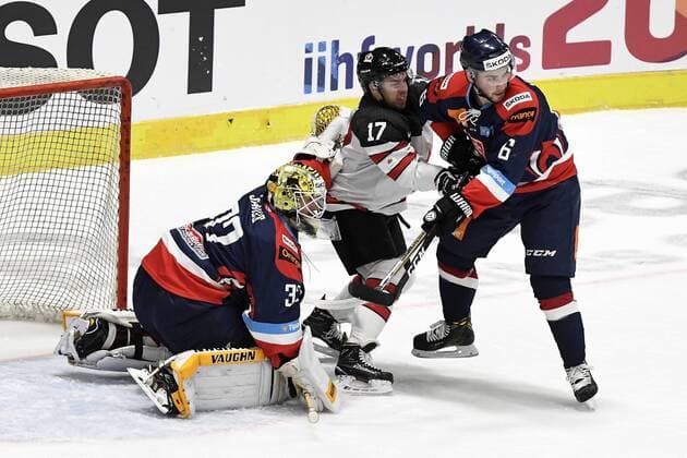 Eishockey Deutschland Cup 2016: Kanada vs Slowakei am 05.11.2016 im Curt-Frenzel-Stadion in Augsburg Im Sandwich von Slowakeis Goalie Jaroslav Janus 32 und Slowakeis Lukas Cingel 6 Sparta Prag (Extraliga) ist Kanadas Kevin Clark 17 Brynaes IF (SHL) WD