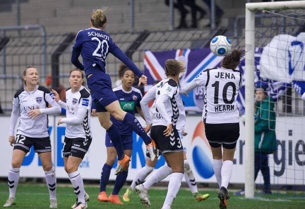 Fussball Frauen 1.Bundesliga 05.11.2016 Potsdam Karl Liebknecht Stadion 1 FFC Turbine Potsdam geg FF USV Jena 1 : 0 vlnr Jana SEDLACKOVA 12 USV Bianca SCHMIDT 20 Turbine geg Julia ARNOLD 31 USV Amber HEARN 10 USV