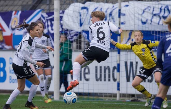 Fussball Frauen 1.Bundesliga 05.11.2016 Potsdam Karl Liebknecht Stadion 1 FFC Turbine Potsdam geg FF USV Jena 1 : 0 vlnr Amber HEARN 10 USV Susann UTES 6 USV TW Kathrin LAENGERT ( L€NGERT ) 24 USV
