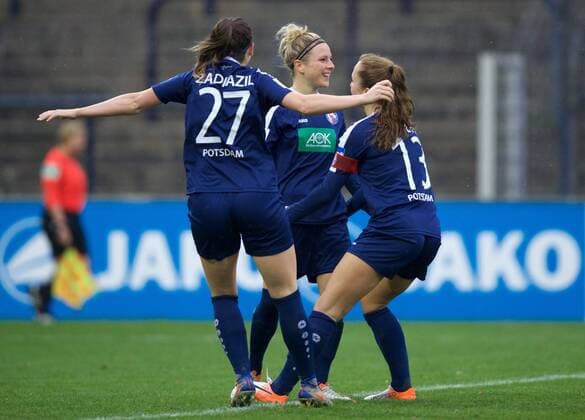 Fussball Frauen 1.Bundesliga 05.11.2016 Potsdam Karl Liebknecht Stadion 1 FFC Turbine Potsdam geg FF USV Jena 1 : 0 vlnr 1 : 0 Torjubel Torschuetzin Svenja HUTH 9 Turbine mitte Sarah ZADRAZIL 27 Turbine Svenja HUTH 9 Turbine Lia W€LTI ( WAELTI ) 13 Turbine
