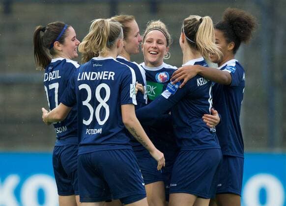 Fussball Frauen 1.Bundesliga 05.11.2016 Potsdam Karl Liebknecht Stadion 1 FFC Turbine Potsdam geg FF USV Jena 1 : 0 vlnr 1 : 0 Torjubel Torschuetzin Svenja HUTH 9 Turbine mitte Sarah ZADRAZIL 27 Turbine Laura LINDNER 38 Turbine Svenja HUTH 9 Turbine Elise KELLOND KNIGHT 6 Turbine Eseosa AIGBOGUN 16 Turbine