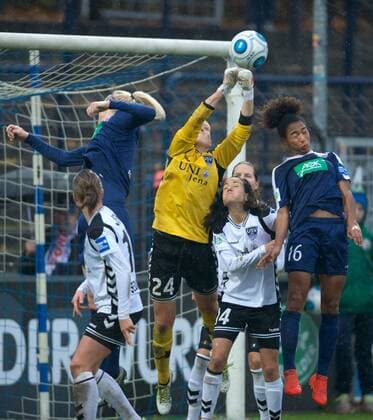 Fussball Frauen 1.Bundesliga 05.11.2016 Potsdam Karl Liebknecht Stadion 1 FFC Turbine Potsdam geg FF USV Jena 1 : 0 vlnr Jana SEDLACKOVA 12 USV Elise KELLOND KNIGHT 6 Turbine TW Kathrin LAENGERT ( L€NGERT ) 24 USV Dolores Isabel JACOME DA SILVA 14 USV Eseosa AIGBOGUN 16 Turbine