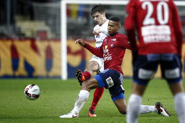 161105 Assyriskas Fredrik Holster i närkamp med Örgrytes Jena-Lys Michel Cajuste under fotbollsmatchen i Superettan mellan Örgryte och Assyriska den 5 november 2016 i Göteborg.  Copyright: MICHAELxERICHSEN BB161105BB624