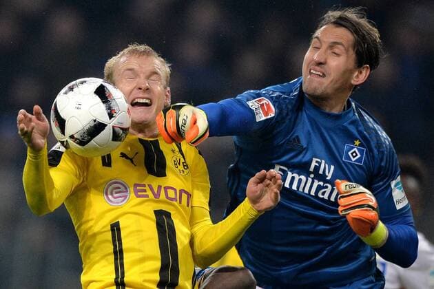 Bilder des Tages - SPORT Hamburg, Germany 05.11.2016, 1. Bundesliga 10. Spieltag, Hamburger SV - BV Borussia Dortmund, (L-R) Sebastian Rode (Dortmund) gegen Rene Adler (Hamburg) ( DeFodi050