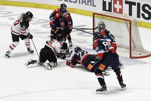 Eishockey Deutschland Cup 2016: Kanada vs Slowakei am 04.11.2016 im Curt-Frenzel-Stadion in Augsburg Kanadas Matt Ellison 10 HC Dinamo Minsk (KHL) erziehlt das 2:2 WD