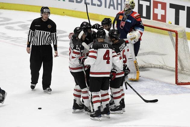 Eishockey Deutschland Cup 2016: Kanada vs Slowakei am 04.11.2016 im Curt-Frenzel-Stadion in Augsburg Torjubel der Kanadier nach dem Ausgleich WD