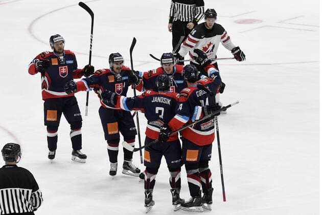 Eishockey Deutschland Cup 2016: Kanada vs Slowakei am 04.11.2016 im Curt-Frenzel-Stadion in Augsburg Torjubel der Slowaken nach dem 3:2 WD