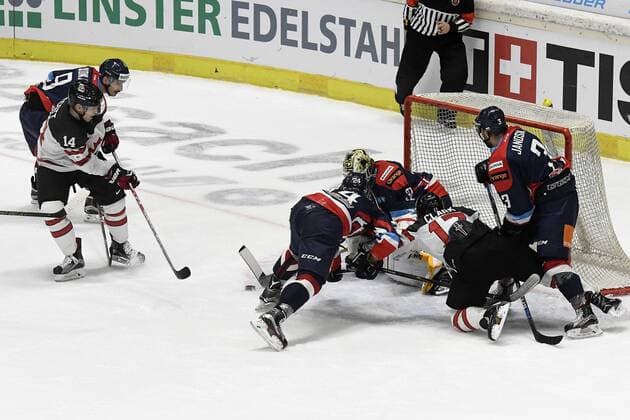 Eishockey Deutschland Cup 2016: Kanada vs Slowakei am 04.11.2016 im Curt-Frenzel-Stadion in Augsburg Nach dem Schuss von Kanadas Scott Greg 14 CSKA Moscow (KHL) retten Slowakeis Goalie Jaroslav Janus 32 und Slowakeis Jakub Suja 24 gemeinsam WD