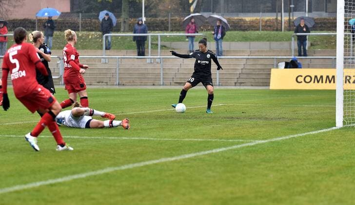 05.11.2016, xblx, Fussball 1.Bundesliga Damen, 1.FFC Frankfurt - Bayer 04 Leverkusen, emspor v.l. Annike Krahn (Bayer 04 Leverkusen Damen), Mandy Islacker (1.FFC Frankfurt), Anna Klink (Bayer 04 Leverkusen Damen), Merle Barth (Bayer 04 Leverkusen Damen), Yuki Nagasato (1.FFC Frankfurt), Goal scored, Tor zum 2:1 Frankfurt am Main