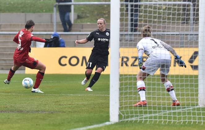05.11.2016, xblx, Fussball 1.Bundesliga Damen, 1.FFC Frankfurt - Bayer 04 Leverkusen, emspor v.l. Annike Krahn (Bayer 04 Leverkusen Damen), Mandy Islacker (1.FFC Frankfurt), Anna Klink (Bayer 04 Leverkusen Damen) Frankfurt am Main