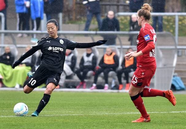 05.11.2016, xblx, Fussball 1.Bundesliga Damen, 1.FFC Frankfurt - Bayer 04 Leverkusen, emspor v.l. Yuki Nagasato (1.FFC Frankfurt), Rebecca Knaak (Bayer 04 Leverkusen Damen) Frankfurt am Main