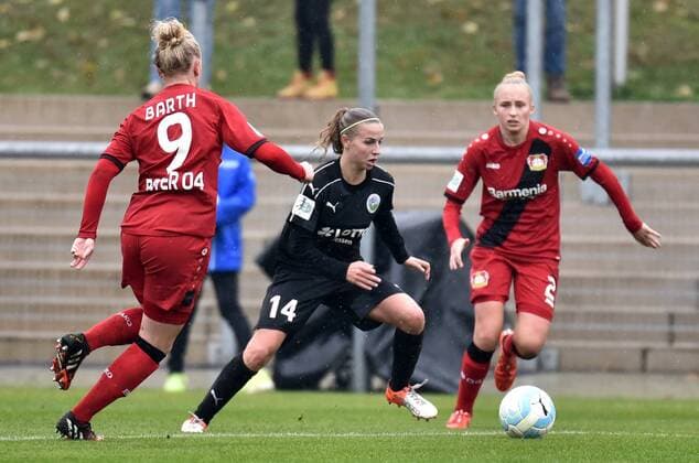 05.11.2016, xblx, Fussball 1.Bundesliga Damen, 1.FFC Frankfurt - Bayer 04 Leverkusen, emspor v.l. Merle Barth (Bayer 04 Leverkusen Damen), Jackie Groenen (1.FFC Frankfurt), Frederike Kempe (Bayer 04 Leverkusen Damen) Frankfurt am Main