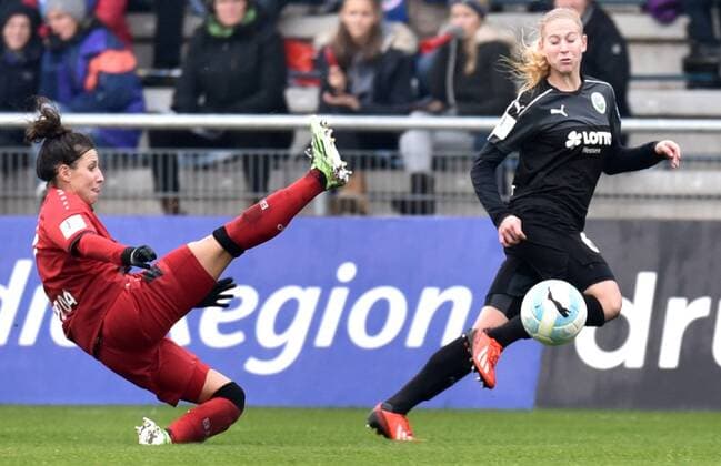 05.11.2016, xblx, Fussball 1.Bundesliga Damen, 1.FFC Frankfurt - Bayer 04 Leverkusen, emspor v.l. Jessica Wich (Bayer 04 Leverkusen Damen), Saskia Matheis (1.FFC Frankfurt) Frankfurt am Main