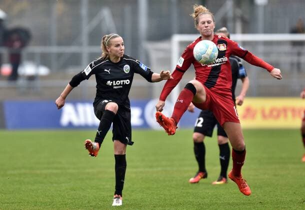 05.11.2016, xblx, Fussball 1.Bundesliga Damen, 1.FFC Frankfurt - Bayer 04 Leverkusen, emspor v.l. Jackie Groenen (1.FFC Frankfurt), Rebecca Knaak (Bayer 04 Leverkusen Damen) Frankfurt am Main
