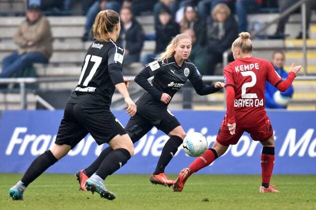 05.11.2016, xblx, Fussball 1.Bundesliga Damen, 1.FFC Frankfurt - Bayer 04 Leverkusen, emspor v.l. Nadine Anstatt (1.FFC Frankfurt), Saskia Matheis (1.FFC Frankfurt), Frederike Kempe (Bayer 04 Leverkusen Damen) Frankfurt am Main