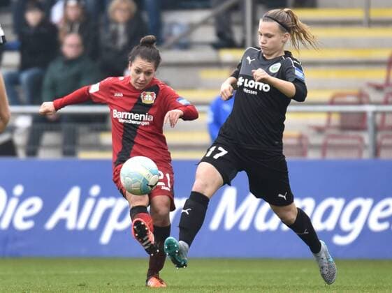 05.11.2016, xblx, Fussball 1.Bundesliga Damen, 1.FFC Frankfurt - Bayer 04 Leverkusen, emspor v.l. Francesca Weber (Bayer 04 Leverkusen Damen), Nadine Anstatt (1.FFC Frankfurt) Frankfurt am Main