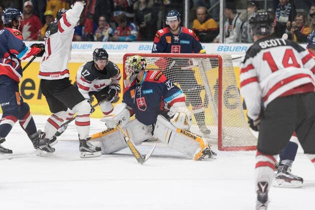 Im Bild Kanada bejubelt das Tor zum 3:3 Ausgleich, Eishockey, Deutschland Cup, Slowakei - Kanada, xmfx