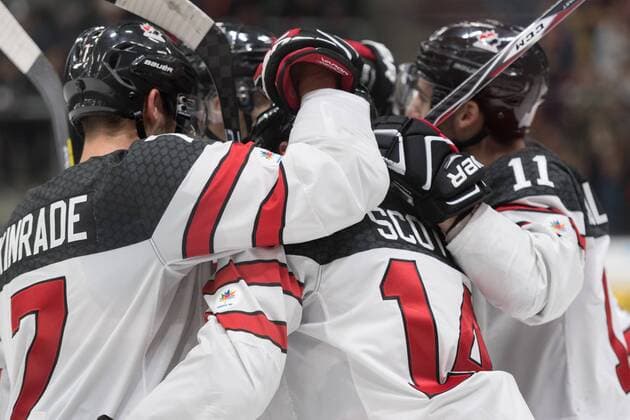 Im Bild Kanada bejubelt das Tor zum 3:3 Ausgleich, Eishockey, Deutschland Cup, Slowakei - Kanada, xmfx