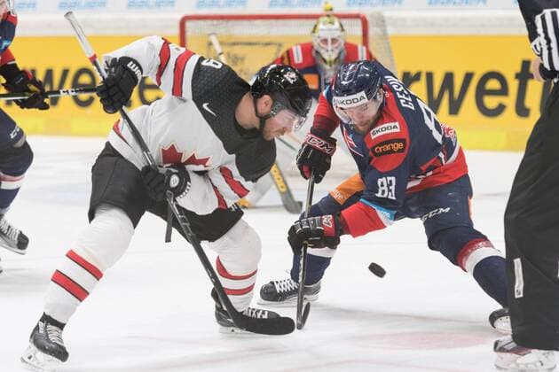 Im Bild Derek ROY (Kanada, 9), Matej CESIK (Slowakei, 82) beim Bully, Eishockey, Deutschland Cup, Slowakei - Kanada, xmfx