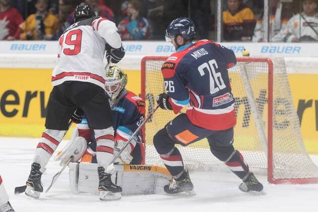 Im Bild Brandon BUCK (Kanada, 19) setzt gegen Jaroslav JANUS (Slowakei, 32) nach, Eishockey, Deutschland Cup, Slowakei - Kanada, xmfx