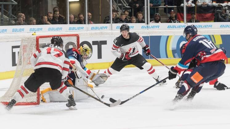 Im Bild Jaroslav JANUS (Slowakei, 32) hält in der Verlängerung die Slowakei im Rennen, Eishockey, Deutschland Cup, Slowakei - Kanada, xmfx
