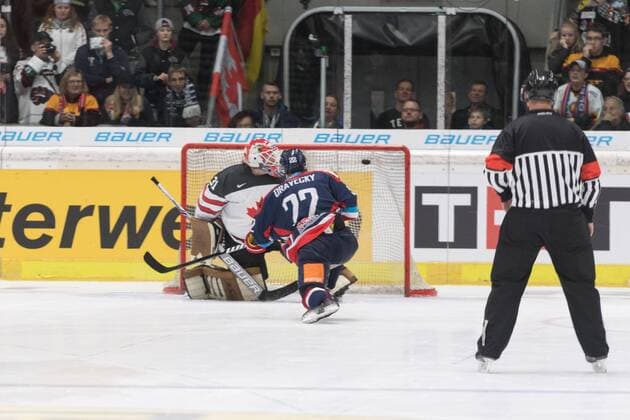 Im Bild Vladimir DRAVECKY (Slowakei, 22) trifft den entscheidenden Penalty gegen Barry BRUST (Kanada, 31), Eishockey, Deutschland Cup, Slowakei - Kanada, xmfx
