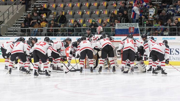 Im Bild Kanada stimmt sich auf das Spiel ein, Eishockey, Deutschland Cup, Slowakei - Kanada, xmfx