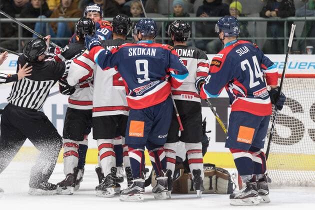 Im Bild gedränge vor dem Tor von Barry BRUST (Kanada, 31), Eishockey, Deutschland Cup, Slowakei - Kanada, xmfx