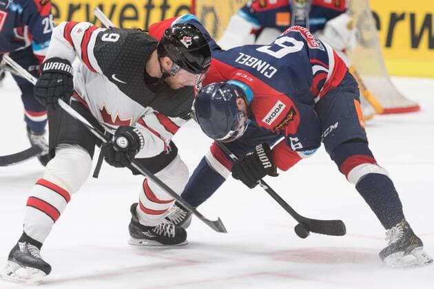 Im Bild Derek ROY (Kanada, 9), Lukas CINGEL (Slowakei, 6) beim Bully, Eishockey, Deutschland Cup, Slowakei - Kanada, xmfx