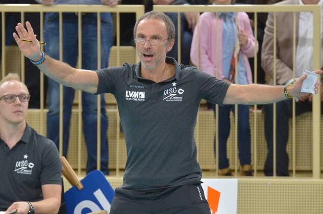 05.11.2016, xtkx, Volleyball 1.Bundesliga Damen, VC Wiesbaden - USC Muenster, emspor, v.l. Andreas Vollmer (USC) , Wiesbaden